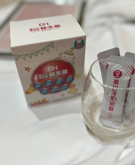 ✨第三代愛藻益-三重防護✨第➊重-築起防護牆-改變細菌叢生態🛡✅五項專利八株益生菌✅五項專利益生質第➋重-增強體力🌞✅陽光維生素D3，2包含高單位800IU✅50項專利葡聚多醣體✅抗氧化-維生素C第❸重-滋補強身💪✅50項專利乳鐵蛋白✅專利初乳蛋白IgG 🥛✅專利燕窩胜肽 ⭐高單位800IU維生素D3 +C+益生菌配方，全家人健康維持的後盾，兒童吃也好安心❤️