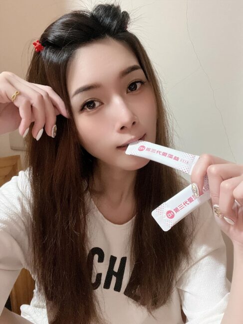 ✨第三代愛藻益-三重防護✨第➊重-築起防護牆-改變細菌叢生態🛡✅五項專利八株益生菌✅五項專利益生質第➋重-增強體力🌞✅陽光維生素D3，2包含高單位800IU✅50項專利葡聚多醣體✅抗氧化-維生素C第❸重-滋補強身💪✅50項專利乳鐵蛋白✅專利初乳蛋白IgG 🥛✅專利燕窩胜肽 ⭐高單位800IU維生素D3 +C+益生菌配方，全家人健康維持的後盾，兒童吃也好安心❤️