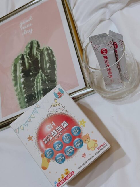 ✨第三代愛藻益-三重防護✨第➊重-築起防護牆-改變細菌叢生態🛡✅五項專利八株益生菌✅五項專利益生質第➋重-增強體力🌞✅陽光維生素D3，2包含高單位800IU✅50項專利葡聚多醣體✅抗氧化-維生素C第❸重-滋補強身💪✅50項專利乳鐵蛋白✅專利初乳蛋白IgG 🥛✅專利燕窩胜肽 ⭐高單位800IU維生素D3 +C+益生菌配方，全家人健康維持的後盾，兒童吃也好安心❤️