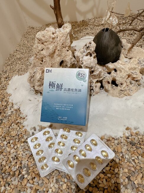 ✨極鮮高濃度魚油-來自挪威的頂級新鮮魚油🐟✨✅提供人體黃金比例 → EPA：DHA = 3：2，SGS檢驗 Omega-3 含量高達94%，業界最低氧化指標✅天然rTG型式，小分子好吸收✅榮獲4大永續認證 → 配額管理、不過度捕撈✅鋁片密封、獨立包裝，維持魚油新鮮度