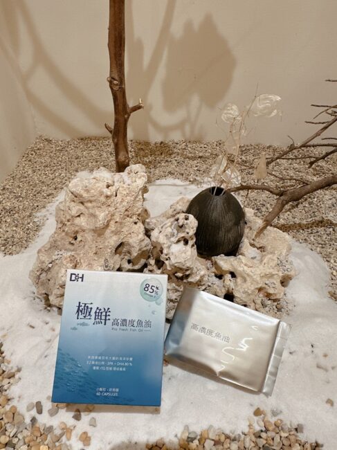 ✨極鮮高濃度魚油-來自挪威的頂級新鮮魚油🐟✨✅提供人體黃金比例 → EPA：DHA = 3：2，SGS檢驗 Omega-3 含量高達94%，業界最低氧化指標✅天然rTG型式，小分子好吸收✅榮獲4大永續認證 → 配額管理、不過度捕撈✅鋁片密封、獨立包裝，維持魚油新鮮度