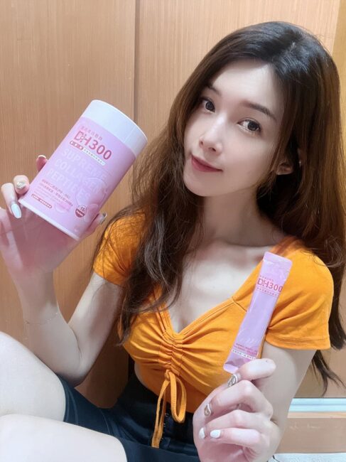 ✨DH300膠原蛋白胜肽-韓國獨家專利二胜肽✨100%魚類來源🐟膠原蛋白胜肽，PO˙OG含量高達50%❗️❗️✅透明公開膠原蛋白分子量300Da🤩✅日本Oricera®玄米神經醯胺，10%高濃度，每包12mg足量添加✅膠原合成關鍵▶️93%高濃度天然維生素C，告別化學合成，100%天然非基改✅穀胱甘肽益生菌-透亮光采，兼具抗氧化作用✅山竹果抽取物淡淡檸檬清新風味，告別膠原蛋白動物腥味！無香料、無色素，每包只有15.4卡，輕卡無負擔！青春美麗多感合一，綻放你的女神光～♥