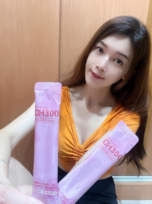 ✨DH300膠原蛋白胜肽-韓國獨家專利二胜肽✨100%魚類來源🐟膠原蛋白胜肽，PO˙OG含量高達50%❗️❗️✅透明公開膠原蛋白分子量300Da🤩✅日本Oricera®玄米神經醯胺，10%高濃度，每包12mg足量添加✅膠原合成關鍵▶️93%高濃度天然維生素C，告別化學合成，100%天然非基改✅穀胱甘肽益生菌-透亮光采，兼具抗氧化作用✅山竹果抽取物淡淡檸檬清新風味，告別膠原蛋白動物腥味！無香料、無色素，每包只有15.4卡，輕卡無負擔！青春美麗多感合一，綻放你的女神光～♥