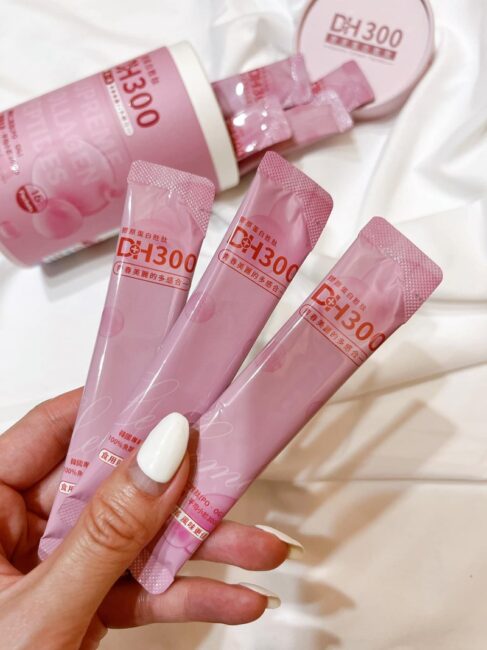 ✨DH300膠原蛋白胜肽-韓國獨家專利二胜肽✨100%魚類來源🐟膠原蛋白胜肽，PO˙OG含量高達50%❗️❗️✅透明公開膠原蛋白分子量300Da🤩✅日本Oricera®玄米神經醯胺，10%高濃度，每包12mg足量添加✅膠原合成關鍵▶️93%高濃度天然維生素C，告別化學合成，100%天然非基改✅穀胱甘肽益生菌-透亮光采，兼具抗氧化作用✅山竹果抽取物淡淡檸檬清新風味，告別膠原蛋白動物腥味！無香料、無色素，每包只有15.4卡，輕卡無負擔！青春美麗多感合一，綻放你的女神光～♥