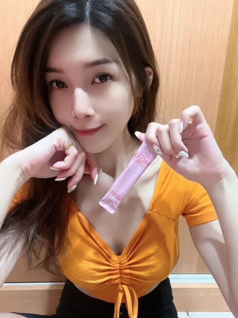 ✨DH300膠原蛋白胜肽-韓國獨家專利二胜肽✨100%魚類來源🐟膠原蛋白胜肽，PO˙OG含量高達50%❗️❗️✅透明公開膠原蛋白分子量300Da🤩✅日本Oricera®玄米神經醯胺，10%高濃度，每包12mg足量添加✅膠原合成關鍵▶️93%高濃度天然維生素C，告別化學合成，100%天然非基改✅穀胱甘肽益生菌-透亮光采，兼具抗氧化作用✅山竹果抽取物淡淡檸檬清新風味，告別膠原蛋白動物腥味！無香料、無色素，每包只有15.4卡，輕卡無負擔！青春美麗多感合一，綻放你的女神光～♥