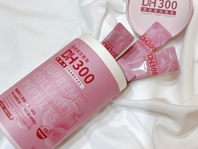 ✨DH300膠原蛋白胜肽-韓國獨家專利二胜肽✨100%魚類來源🐟膠原蛋白胜肽，PO˙OG含量高達50%❗️❗️✅透明公開膠原蛋白分子量300Da🤩✅日本Oricera®玄米神經醯胺，10%高濃度，每包12mg足量添加✅膠原合成關鍵▶️93%高濃度天然維生素C，告別化學合成，100%天然非基改✅穀胱甘肽益生菌-透亮光采，兼具抗氧化作用✅山竹果抽取物淡淡檸檬清新風味，告別膠原蛋白動物腥味！無香料、無色素，每包只有15.4卡，輕卡無負擔！青春美麗多感合一，綻放你的女神光～♥