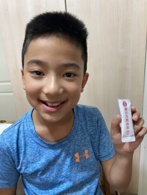 ✨第三代愛藻益-三重防護✨第➊重-築起防護牆-改變細菌叢生態🛡✅五項專利八株益生菌✅五項專利益生質第➋重-增強體力🌞✅陽光維生素D3，2包含高單位800IU✅50項專利葡聚多醣體✅抗氧化-維生素C第❸重-滋補強身💪✅50項專利乳鐵蛋白✅專利初乳蛋白IgG 🥛✅專利燕窩胜肽 ⭐高單位800IU維生素D3 +C+益生菌配方，全家人健康維持的後盾，兒童吃也好安心❤️