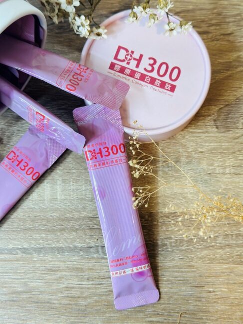✨DH300膠原蛋白胜肽-韓國獨家專利二胜肽✨100%魚類來源🐟膠原蛋白胜肽，PO˙OG含量高達50%❗️❗️✅透明公開膠原蛋白分子量300Da🤩✅日本Oricera®玄米神經醯胺，10%高濃度，每包12mg足量添加✅膠原合成關鍵▶️93%高濃度天然維生素C，告別化學合成，100%天然非基改✅穀胱甘肽益生菌-透亮光采，兼具抗氧化作用✅山竹果抽取物淡淡檸檬清新風味，告別膠原蛋白動物腥味！無香料、無色素，每包只有15.4卡，輕卡無負擔！青春美麗多感合一，綻放你的女神光～♥