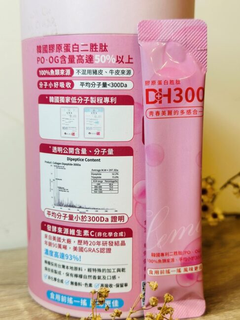 ✨DH300膠原蛋白胜肽-韓國獨家專利二胜肽✨100%魚類來源🐟膠原蛋白胜肽，PO˙OG含量高達50%❗️❗️✅透明公開膠原蛋白分子量300Da🤩✅日本Oricera®玄米神經醯胺，10%高濃度，每包12mg足量添加✅膠原合成關鍵▶️93%高濃度天然維生素C，告別化學合成，100%天然非基改✅穀胱甘肽益生菌-透亮光采，兼具抗氧化作用✅山竹果抽取物淡淡檸檬清新風味，告別膠原蛋白動物腥味！無香料、無色素，每包只有15.4卡，輕卡無負擔！青春美麗多感合一，綻放你的女神光～♥
