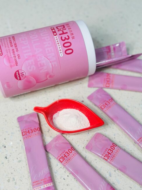 ✨DH300膠原蛋白胜肽-韓國獨家專利二胜肽✨100%魚類來源🐟膠原蛋白胜肽，PO˙OG含量高達50%❗️❗️✅透明公開膠原蛋白分子量300Da🤩✅日本Oricera®玄米神經醯胺，10%高濃度，每包12mg足量添加✅膠原合成關鍵▶️93%高濃度天然維生素C，告別化學合成，100%天然非基改✅穀胱甘肽益生菌-透亮光采，兼具抗氧化作用✅山竹果抽取物淡淡檸檬清新風味，告別膠原蛋白動物腥味！無香料、無色素，每包只有15.4卡，輕卡無負擔！青春美麗多感合一，綻放你的女神光～♥