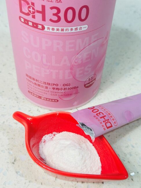 ✨DH300膠原蛋白胜肽-韓國獨家專利二胜肽✨100%魚類來源🐟膠原蛋白胜肽，PO˙OG含量高達50%❗️❗️✅透明公開膠原蛋白分子量300Da🤩✅日本Oricera®玄米神經醯胺，10%高濃度，每包12mg足量添加✅膠原合成關鍵▶️93%高濃度天然維生素C，告別化學合成，100%天然非基改✅穀胱甘肽益生菌-透亮光采，兼具抗氧化作用✅山竹果抽取物淡淡檸檬清新風味，告別膠原蛋白動物腥味！無香料、無色素，每包只有15.4卡，輕卡無負擔！青春美麗多感合一，綻放你的女神光～♥