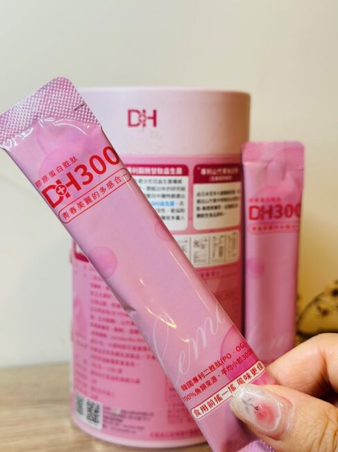 ✨DH300膠原蛋白胜肽-韓國獨家專利二胜肽✨100%魚類來源🐟膠原蛋白胜肽，PO˙OG含量高達50%❗️❗️✅透明公開膠原蛋白分子量300Da🤩✅日本Oricera®玄米神經醯胺，10%高濃度，每包12mg足量添加✅膠原合成關鍵▶️93%高濃度天然維生素C，告別化學合成，100%天然非基改✅穀胱甘肽益生菌-透亮光采，兼具抗氧化作用✅山竹果抽取物淡淡檸檬清新風味，告別膠原蛋白動物腥味！無香料、無色素，每包只有15.4卡，輕卡無負擔！青春美麗多感合一，綻放你的女神光～♥