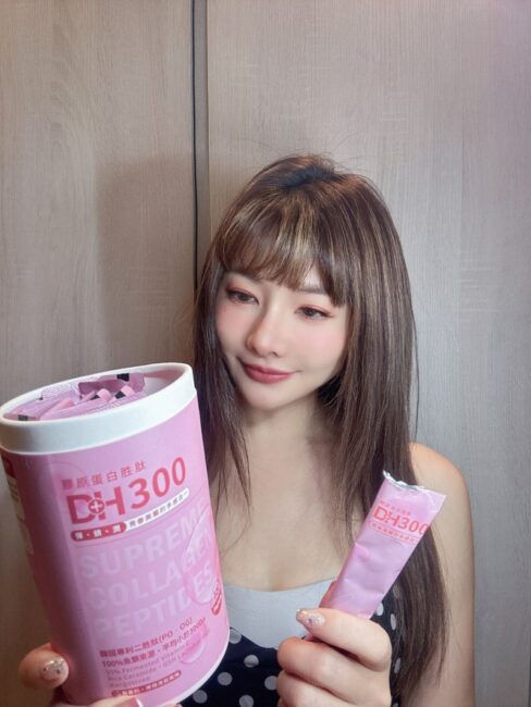 ✨DH300膠原蛋白胜肽-韓國獨家專利二胜肽✨100%魚類來源🐟膠原蛋白胜肽，PO˙OG含量高達50%❗️❗️✅透明公開膠原蛋白分子量300Da🤩✅日本Oricera®玄米神經醯胺，10%高濃度，每包12mg足量添加✅膠原合成關鍵▶️93%高濃度天然維生素C，告別化學合成，100%天然非基改✅穀胱甘肽益生菌-透亮光采，兼具抗氧化作用✅山竹果抽取物淡淡檸檬清新風味，告別膠原蛋白動物腥味！無香料、無色素，每包只有15.4卡，輕卡無負擔！青春美麗多感合一，綻放你的女神光～♥