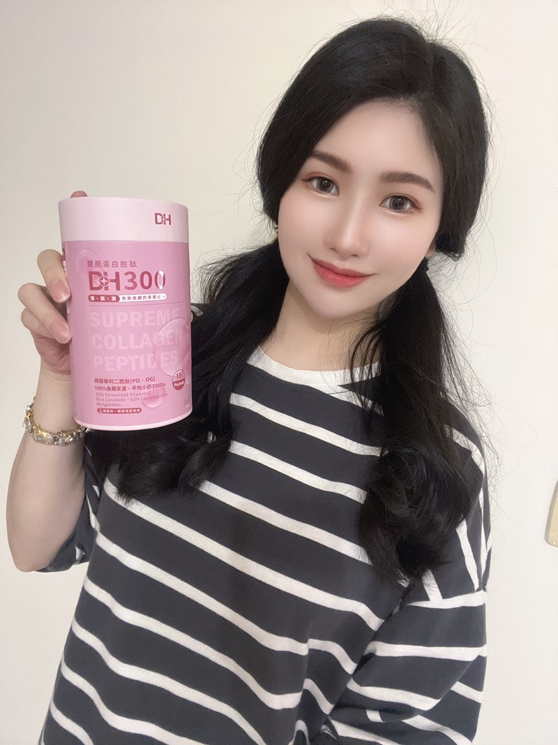 ✨DH300膠原蛋白胜肽-韓國獨家專利二胜肽✨100%魚類來源🐟膠原蛋白胜肽，PO˙OG含量高達50%❗❗✅透明公開膠原蛋白分子量300Da🤩✅日本Oricera®玄米神經醯胺，10%高濃度，每包12mg足量添加✅膠原合成關鍵▶93%高濃度天然維生素C，告別化學合成，100%天然非基改✅穀胱甘肽益生菌-透亮光采，兼具抗氧化作用✅山竹果抽取物淡淡檸檬清新風味，告別膠原蛋白動物腥味！無香料、無色素，每包只有15.4卡，輕卡無負擔！青春美麗多感合一，綻放你的女神光～♥