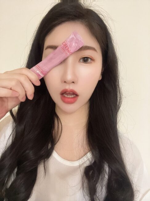 ✨DH300膠原蛋白胜肽-韓國獨家專利二胜肽✨100%魚類來源🐟膠原蛋白胜肽，PO˙OG含量高達50%❗️❗️✅透明公開膠原蛋白分子量300Da🤩✅日本Oricera®玄米神經醯胺，10%高濃度，每包12mg足量添加✅膠原合成關鍵▶️93%高濃度天然維生素C，告別化學合成，100%天然非基改✅穀胱甘肽益生菌-透亮光采，兼具抗氧化作用✅山竹果抽取物淡淡檸檬清新風味，告別膠原蛋白動物腥味！無香料、無色素，每包只有15.4卡，輕卡無負擔！青春美麗多感合一，綻放你的女神光～♥