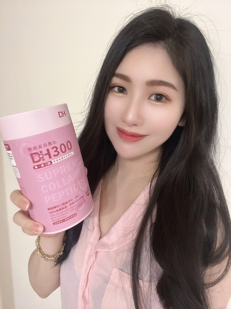 ✨DH300膠原蛋白胜肽-韓國獨家專利二胜肽✨100%魚類來源🐟膠原蛋白胜肽，PO˙OG含量高達50%❗❗✅透明公開膠原蛋白分子量300Da🤩✅日本Oricera®玄米神經醯胺，10%高濃度，每包12mg足量添加✅膠原合成關鍵▶93%高濃度天然維生素C，告別化學合成，100%天然非基改✅穀胱甘肽益生菌-透亮光采，兼具抗氧化作用✅山竹果抽取物淡淡檸檬清新風味，告別膠原蛋白動物腥味！無香料、無色素，每包只有15.4卡，輕卡無負擔！青春美麗多感合一，綻放你的女神光～♥