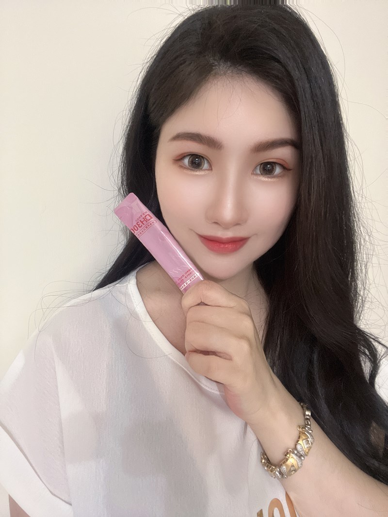 ✨DH300膠原蛋白胜肽-韓國獨家專利二胜肽✨100%魚類來源🐟膠原蛋白胜肽，PO˙OG含量高達50%❗❗✅透明公開膠原蛋白分子量300Da🤩✅日本Oricera®玄米神經醯胺，10%高濃度，每包12mg足量添加✅膠原合成關鍵▶93%高濃度天然維生素C，告別化學合成，100%天然非基改✅穀胱甘肽益生菌-透亮光采，兼具抗氧化作用✅山竹果抽取物淡淡檸檬清新風味，告別膠原蛋白動物腥味！無香料、無色素，每包只有15.4卡，輕卡無負擔！青春美麗多感合一，綻放你的女神光～♥