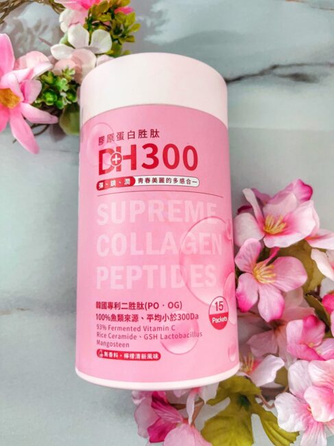 ✨DH300膠原蛋白胜肽-韓國獨家專利二胜肽✨100%魚類來源🐟膠原蛋白胜肽，PO˙OG含量高達50%❗️❗️✅透明公開膠原蛋白分子量300Da🤩✅日本Oricera®玄米神經醯胺，10%高濃度，每包12mg足量添加✅膠原合成關鍵▶️93%高濃度天然維生素C，告別化學合成，100%天然非基改✅穀胱甘肽益生菌-透亮光采，兼具抗氧化作用✅山竹果抽取物淡淡檸檬清新風味，告別膠原蛋白動物腥味！無香料、無色素，每包只有15.4卡，輕卡無負擔！青春美麗多感合一，綻放你的女神光～♥