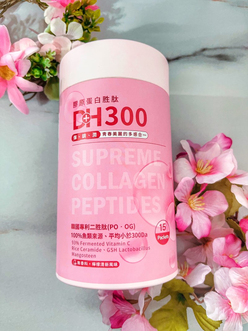 ✨DH300膠原蛋白胜肽-韓國獨家專利二胜肽✨100%魚類來源🐟膠原蛋白胜肽，PO˙OG含量高達50%❗❗✅透明公開膠原蛋白分子量300Da🤩✅日本Oricera®玄米神經醯胺，10%高濃度，每包12mg足量添加✅膠原合成關鍵▶93%高濃度天然維生素C，告別化學合成，100%天然非基改✅穀胱甘肽益生菌-透亮光采，兼具抗氧化作用✅山竹果抽取物淡淡檸檬清新風味，告別膠原蛋白動物腥味！無香料、無色素，每包只有15.4卡，輕卡無負擔！青春美麗多感合一，綻放你的女神光～♥