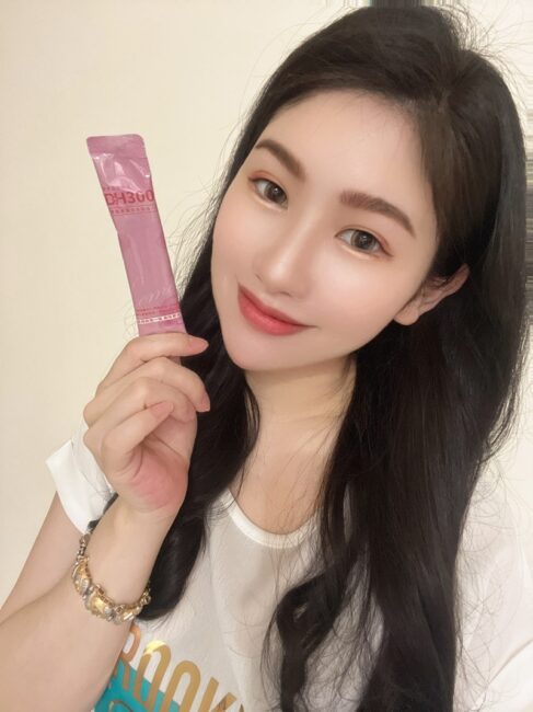 ✨DH300膠原蛋白胜肽-韓國獨家專利二胜肽✨100%魚類來源🐟膠原蛋白胜肽，PO˙OG含量高達50%❗️❗️✅透明公開膠原蛋白分子量300Da🤩✅日本Oricera®玄米神經醯胺，10%高濃度，每包12mg足量添加✅膠原合成關鍵▶️93%高濃度天然維生素C，告別化學合成，100%天然非基改✅穀胱甘肽益生菌-透亮光采，兼具抗氧化作用✅山竹果抽取物淡淡檸檬清新風味，告別膠原蛋白動物腥味！無香料、無色素，每包只有15.4卡，輕卡無負擔！青春美麗多感合一，綻放你的女神光～♥