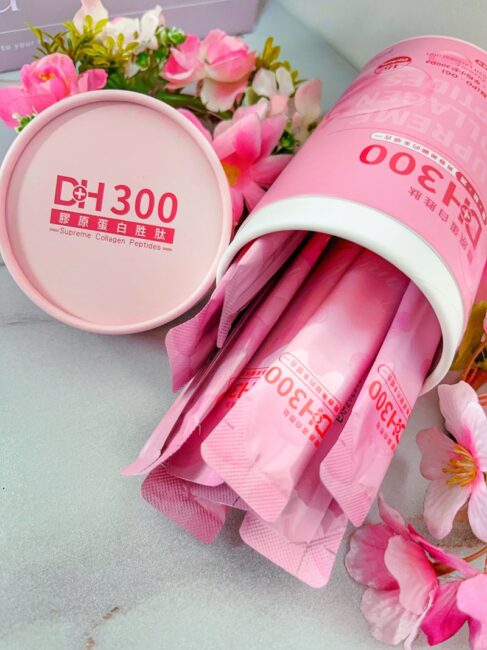 ✨DH300膠原蛋白胜肽-韓國獨家專利二胜肽✨100%魚類來源🐟膠原蛋白胜肽，PO˙OG含量高達50%❗️❗️✅透明公開膠原蛋白分子量300Da🤩✅日本Oricera®玄米神經醯胺，10%高濃度，每包12mg足量添加✅膠原合成關鍵▶️93%高濃度天然維生素C，告別化學合成，100%天然非基改✅穀胱甘肽益生菌-透亮光采，兼具抗氧化作用✅山竹果抽取物淡淡檸檬清新風味，告別膠原蛋白動物腥味！無香料、無色素，每包只有15.4卡，輕卡無負擔！青春美麗多感合一，綻放你的女神光～♥