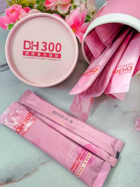 ✨DH300膠原蛋白胜肽-韓國獨家專利二胜肽✨100%魚類來源🐟膠原蛋白胜肽，PO˙OG含量高達50%❗️❗️✅透明公開膠原蛋白分子量300Da🤩✅日本Oricera®玄米神經醯胺，10%高濃度，每包12mg足量添加✅膠原合成關鍵▶️93%高濃度天然維生素C，告別化學合成，100%天然非基改✅穀胱甘肽益生菌-透亮光采，兼具抗氧化作用✅山竹果抽取物淡淡檸檬清新風味，告別膠原蛋白動物腥味！無香料、無色素，每包只有15.4卡，輕卡無負擔！青春美麗多感合一，綻放你的女神光～♥