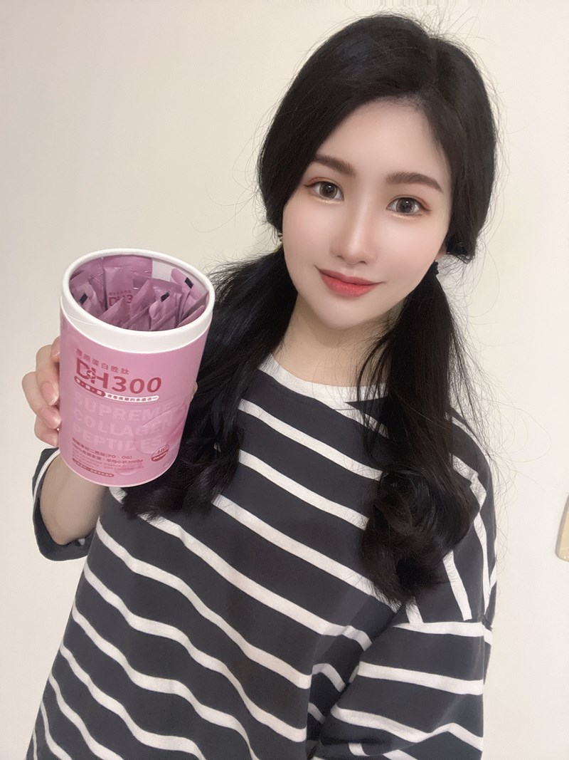 ✨DH300膠原蛋白胜肽-韓國獨家專利二胜肽✨100%魚類來源🐟膠原蛋白胜肽，PO˙OG含量高達50%❗❗✅透明公開膠原蛋白分子量300Da🤩✅日本Oricera®玄米神經醯胺，10%高濃度，每包12mg足量添加✅膠原合成關鍵▶93%高濃度天然維生素C，告別化學合成，100%天然非基改✅穀胱甘肽益生菌-透亮光采，兼具抗氧化作用✅山竹果抽取物淡淡檸檬清新風味，告別膠原蛋白動物腥味！無香料、無色素，每包只有15.4卡，輕卡無負擔！青春美麗多感合一，綻放你的女神光～♥