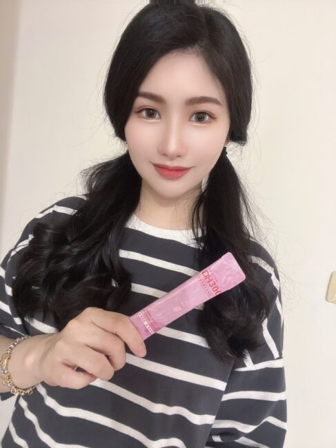 ✨DH300膠原蛋白胜肽-韓國獨家專利二胜肽✨100%魚類來源🐟膠原蛋白胜肽，PO˙OG含量高達50%❗️❗️✅透明公開膠原蛋白分子量300Da🤩✅日本Oricera®玄米神經醯胺，10%高濃度，每包12mg足量添加✅膠原合成關鍵▶️93%高濃度天然維生素C，告別化學合成，100%天然非基改✅穀胱甘肽益生菌-透亮光采，兼具抗氧化作用✅山竹果抽取物淡淡檸檬清新風味，告別膠原蛋白動物腥味！無香料、無色素，每包只有15.4卡，輕卡無負擔！青春美麗多感合一，綻放你的女神光～♥