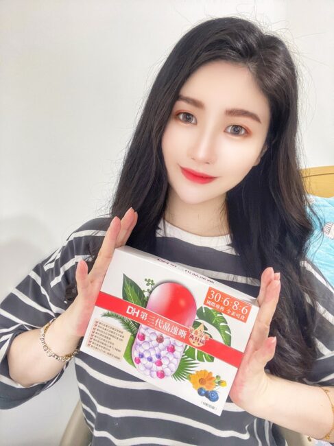 ✨第三代晶速晰-晶亮成分高補給✨長時間使用3C，讓你疲勞了嗎❓採用美國臨床葉黃素與玉米黃素黃金比例10:2 ，游離型雙專利好吸收，2粒達30mg : 6mg高補給劑量✅雨生紅球藻蝦紅素，業界高含量8mg❗️✅日本95%高純度透明質酸鈉💦✅雙重花青素-日本專利黑豆x歐洲專利藍莓✅專利素食微藻DHA✅維生素C +維生素E +鋅+硒酵母。全方位的晶亮水潤配方，適合全家大小，給您清新透徹精彩生活❗️