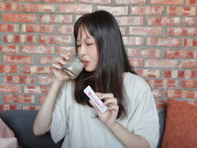 ✨第三代愛藻益-三重防護✨第➊重-築起防護牆-改變細菌叢生態🛡✅五項專利八株益生菌✅五項專利益生質第➋重-增強體力🌞✅陽光維生素D3，2包含高單位800IU✅50項專利葡聚多醣體✅抗氧化-維生素C第❸重-滋補強身💪✅50項專利乳鐵蛋白✅專利初乳蛋白IgG 🥛✅專利燕窩胜肽 ⭐高單位800IU維生素D3 +C+益生菌配方，全家人健康維持的後盾，兒童吃也好安心❤️