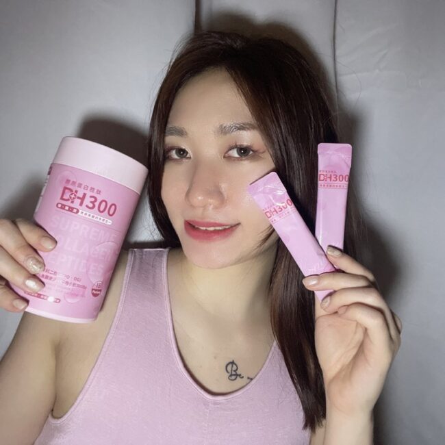 ✨DH300膠原蛋白胜肽-韓國獨家專利二胜肽✨100%魚類來源🐟膠原蛋白胜肽，PO˙OG含量高達50%❗️❗️✅透明公開膠原蛋白分子量300Da🤩✅日本Oricera®玄米神經醯胺，10%高濃度，每包12mg足量添加✅膠原合成關鍵▶️93%高濃度天然維生素C，告別化學合成，100%天然非基改✅穀胱甘肽益生菌-透亮光采，兼具抗氧化作用✅山竹果抽取物淡淡檸檬清新風味，告別膠原蛋白動物腥味！無香料、無色素，每包只有15.4卡，輕卡無負擔！青春美麗多感合一，綻放你的女神光～♥
