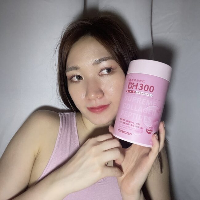 ✨DH300膠原蛋白胜肽-韓國獨家專利二胜肽✨100%魚類來源🐟膠原蛋白胜肽，PO˙OG含量高達50%❗️❗️✅透明公開膠原蛋白分子量300Da🤩✅日本Oricera®玄米神經醯胺，10%高濃度，每包12mg足量添加✅膠原合成關鍵▶️93%高濃度天然維生素C，告別化學合成，100%天然非基改✅穀胱甘肽益生菌-透亮光采，兼具抗氧化作用✅山竹果抽取物淡淡檸檬清新風味，告別膠原蛋白動物腥味！無香料、無色素，每包只有15.4卡，輕卡無負擔！青春美麗多感合一，綻放你的女神光～♥