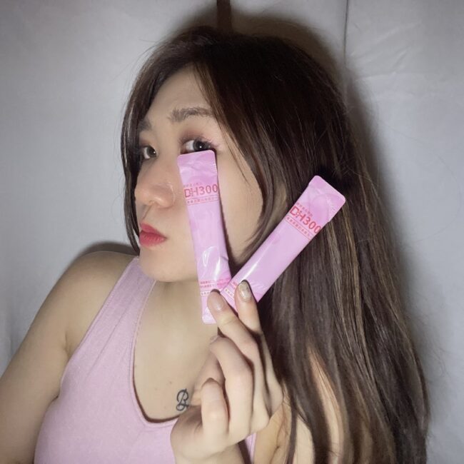 ✨DH300膠原蛋白胜肽-韓國獨家專利二胜肽✨100%魚類來源🐟膠原蛋白胜肽，PO˙OG含量高達50%❗️❗️✅透明公開膠原蛋白分子量300Da🤩✅日本Oricera®玄米神經醯胺，10%高濃度，每包12mg足量添加✅膠原合成關鍵▶️93%高濃度天然維生素C，告別化學合成，100%天然非基改✅穀胱甘肽益生菌-透亮光采，兼具抗氧化作用✅山竹果抽取物淡淡檸檬清新風味，告別膠原蛋白動物腥味！無香料、無色素，每包只有15.4卡，輕卡無負擔！青春美麗多感合一，綻放你的女神光～♥