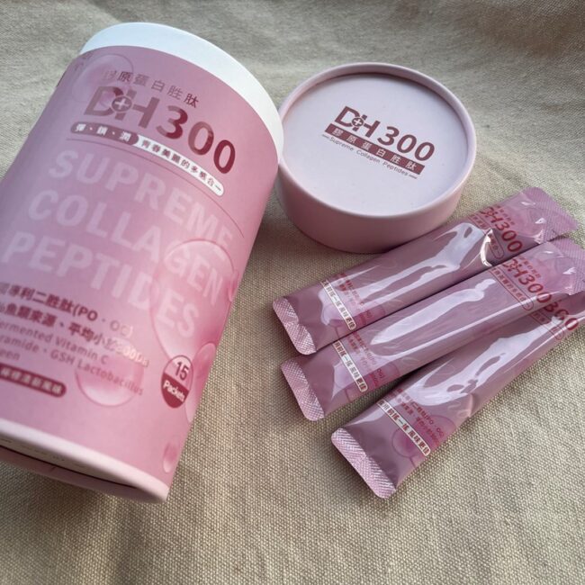 ✨DH300膠原蛋白胜肽-韓國獨家專利二胜肽✨100%魚類來源🐟膠原蛋白胜肽，PO˙OG含量高達50%❗️❗️✅透明公開膠原蛋白分子量300Da🤩✅日本Oricera®玄米神經醯胺，10%高濃度，每包12mg足量添加✅膠原合成關鍵▶️93%高濃度天然維生素C，告別化學合成，100%天然非基改✅穀胱甘肽益生菌-透亮光采，兼具抗氧化作用✅山竹果抽取物淡淡檸檬清新風味，告別膠原蛋白動物腥味！無香料、無色素，每包只有15.4卡，輕卡無負擔！青春美麗多感合一，綻放你的女神光～♥