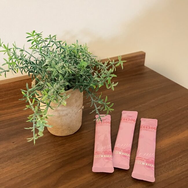 ✨DH300膠原蛋白胜肽-韓國獨家專利二胜肽✨100%魚類來源🐟膠原蛋白胜肽，PO˙OG含量高達50%❗️❗️✅透明公開膠原蛋白分子量300Da🤩✅日本Oricera®玄米神經醯胺，10%高濃度，每包12mg足量添加✅膠原合成關鍵▶️93%高濃度天然維生素C，告別化學合成，100%天然非基改✅穀胱甘肽益生菌-透亮光采，兼具抗氧化作用✅山竹果抽取物淡淡檸檬清新風味，告別膠原蛋白動物腥味！無香料、無色素，每包只有15.4卡，輕卡無負擔！青春美麗多感合一，綻放你的女神光～♥