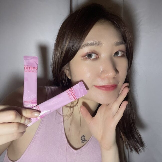 ✨DH300膠原蛋白胜肽-韓國獨家專利二胜肽✨100%魚類來源🐟膠原蛋白胜肽，PO˙OG含量高達50%❗️❗️✅透明公開膠原蛋白分子量300Da🤩✅日本Oricera®玄米神經醯胺，10%高濃度，每包12mg足量添加✅膠原合成關鍵▶️93%高濃度天然維生素C，告別化學合成，100%天然非基改✅穀胱甘肽益生菌-透亮光采，兼具抗氧化作用✅山竹果抽取物淡淡檸檬清新風味，告別膠原蛋白動物腥味！無香料、無色素，每包只有15.4卡，輕卡無負擔！青春美麗多感合一，綻放你的女神光～♥