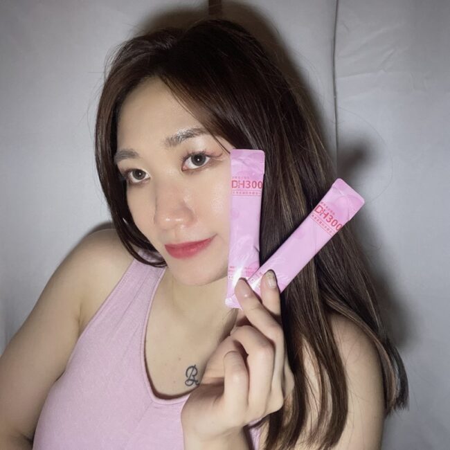 ✨DH300膠原蛋白胜肽-韓國獨家專利二胜肽✨100%魚類來源🐟膠原蛋白胜肽，PO˙OG含量高達50%❗️❗️✅透明公開膠原蛋白分子量300Da🤩✅日本Oricera®玄米神經醯胺，10%高濃度，每包12mg足量添加✅膠原合成關鍵▶️93%高濃度天然維生素C，告別化學合成，100%天然非基改✅穀胱甘肽益生菌-透亮光采，兼具抗氧化作用✅山竹果抽取物淡淡檸檬清新風味，告別膠原蛋白動物腥味！無香料、無色素，每包只有15.4卡，輕卡無負擔！青春美麗多感合一，綻放你的女神光～♥