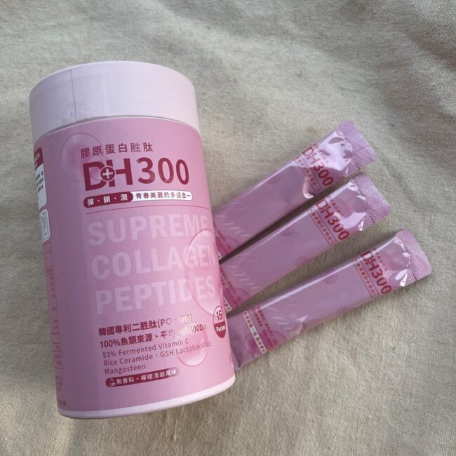 ✨DH300膠原蛋白胜肽-韓國獨家專利二胜肽✨100%魚類來源🐟膠原蛋白胜肽，PO˙OG含量高達50%❗️❗️✅透明公開膠原蛋白分子量300Da🤩✅日本Oricera®玄米神經醯胺，10%高濃度，每包12mg足量添加✅膠原合成關鍵▶️93%高濃度天然維生素C，告別化學合成，100%天然非基改✅穀胱甘肽益生菌-透亮光采，兼具抗氧化作用✅山竹果抽取物淡淡檸檬清新風味，告別膠原蛋白動物腥味！無香料、無色素，每包只有15.4卡，輕卡無負擔！青春美麗多感合一，綻放你的女神光～♥