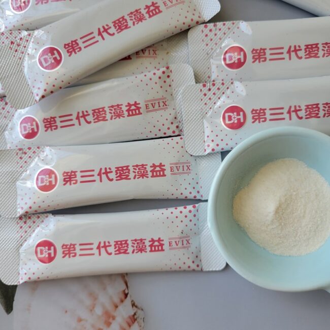 ✨第三代愛藻益-三重防護✨第➊重-築起防護牆-改變細菌叢生態🛡✅五項專利八株益生菌✅五項專利益生質第➋重-增強體力🌞✅陽光維生素D3，2包含高單位800IU✅50項專利葡聚多醣體✅抗氧化-維生素C第❸重-滋補強身💪✅50項專利乳鐵蛋白✅專利初乳蛋白IgG 🥛✅專利燕窩胜肽 ⭐高單位800IU維生素D3 +C+益生菌配方，全家人健康維持的後盾，兒童吃也好安心❤️