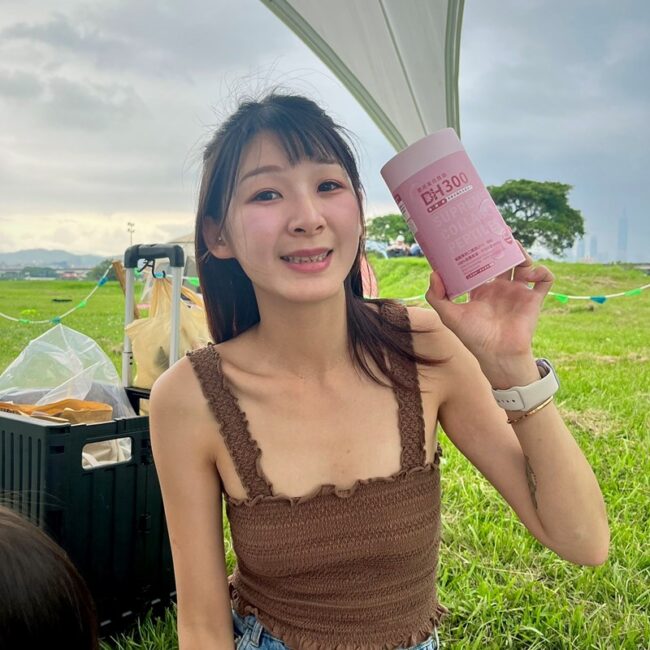 ✨DH300膠原蛋白胜肽-韓國獨家專利二胜肽✨100%魚類來源🐟膠原蛋白胜肽，PO˙OG含量高達50%❗️❗️✅透明公開膠原蛋白分子量300Da🤩✅日本Oricera®玄米神經醯胺，10%高濃度，每包12mg足量添加✅膠原合成關鍵▶️93%高濃度天然維生素C，告別化學合成，100%天然非基改✅穀胱甘肽益生菌-透亮光采，兼具抗氧化作用✅山竹果抽取物淡淡檸檬清新風味，告別膠原蛋白動物腥味！無香料、無色素，每包只有15.4卡，輕卡無負擔！青春美麗多感合一，綻放你的女神光～♥