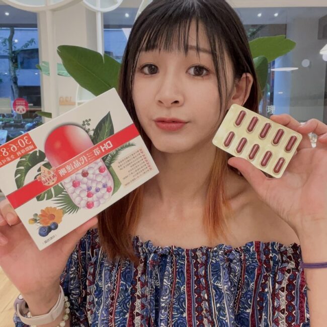 ✨第三代晶速晰-晶亮成分高補給✨長時間使用3C，讓你疲勞了嗎❓採用美國臨床葉黃素與玉米黃素黃金比例10:2 ，游離型雙專利好吸收，2粒達30mg : 6mg高補給劑量✅雨生紅球藻蝦紅素，業界高含量8mg❗️✅日本95%高純度透明質酸鈉💦✅雙重花青素-日本專利黑豆x歐洲專利藍莓✅專利素食微藻DHA✅維生素C +維生素E +鋅+硒酵母。全方位的晶亮水潤配方，適合全家大小，給您清新透徹精彩生活❗️