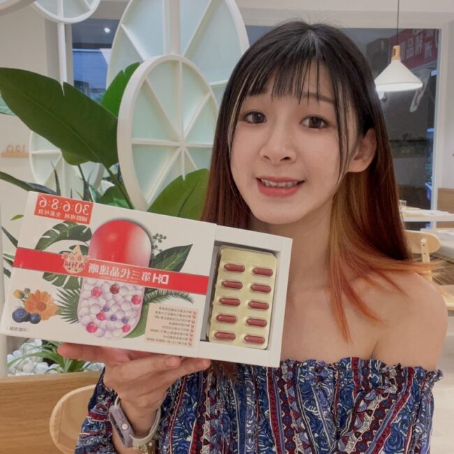 ✨第三代晶速晰-晶亮成分高補給✨長時間使用3C，讓你疲勞了嗎❓採用美國臨床葉黃素與玉米黃素黃金比例10:2 ，游離型雙專利好吸收，2粒達30mg : 6mg高補給劑量✅雨生紅球藻蝦紅素，業界高含量8mg❗️✅日本95%高純度透明質酸鈉💦✅雙重花青素-日本專利黑豆x歐洲專利藍莓✅專利素食微藻DHA✅維生素C +維生素E +鋅+硒酵母。全方位的晶亮水潤配方，適合全家大小，給您清新透徹精彩生活❗️