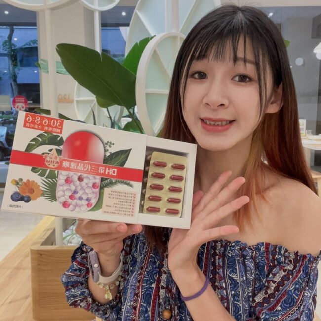 ✨第三代晶速晰-晶亮成分高補給✨長時間使用3C，讓你疲勞了嗎❓採用美國臨床葉黃素與玉米黃素黃金比例10:2 ，游離型雙專利好吸收，2粒達30mg : 6mg高補給劑量✅雨生紅球藻蝦紅素，業界高含量8mg❗️✅日本95%高純度透明質酸鈉💦✅雙重花青素-日本專利黑豆x歐洲專利藍莓✅專利素食微藻DHA✅維生素C +維生素E +鋅+硒酵母。全方位的晶亮水潤配方，適合全家大小，給您清新透徹精彩生活❗️