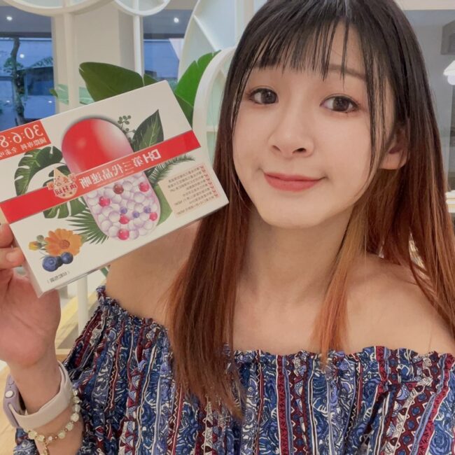 ✨第三代晶速晰-晶亮成分高補給✨長時間使用3C，讓你疲勞了嗎❓採用美國臨床葉黃素與玉米黃素黃金比例10:2 ，游離型雙專利好吸收，2粒達30mg : 6mg高補給劑量✅雨生紅球藻蝦紅素，業界高含量8mg❗️✅日本95%高純度透明質酸鈉💦✅雙重花青素-日本專利黑豆x歐洲專利藍莓✅專利素食微藻DHA✅維生素C +維生素E +鋅+硒酵母。全方位的晶亮水潤配方，適合全家大小，給您清新透徹精彩生活❗️