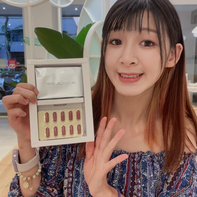 ✨第三代晶速晰-晶亮成分高補給✨長時間使用3C，讓你疲勞了嗎❓採用美國臨床葉黃素與玉米黃素黃金比例10:2 ，游離型雙專利好吸收，2粒達30mg : 6mg高補給劑量✅雨生紅球藻蝦紅素，業界高含量8mg❗️✅日本95%高純度透明質酸鈉💦✅雙重花青素-日本專利黑豆x歐洲專利藍莓✅專利素食微藻DHA✅維生素C +維生素E +鋅+硒酵母。全方位的晶亮水潤配方，適合全家大小，給您清新透徹精彩生活❗️