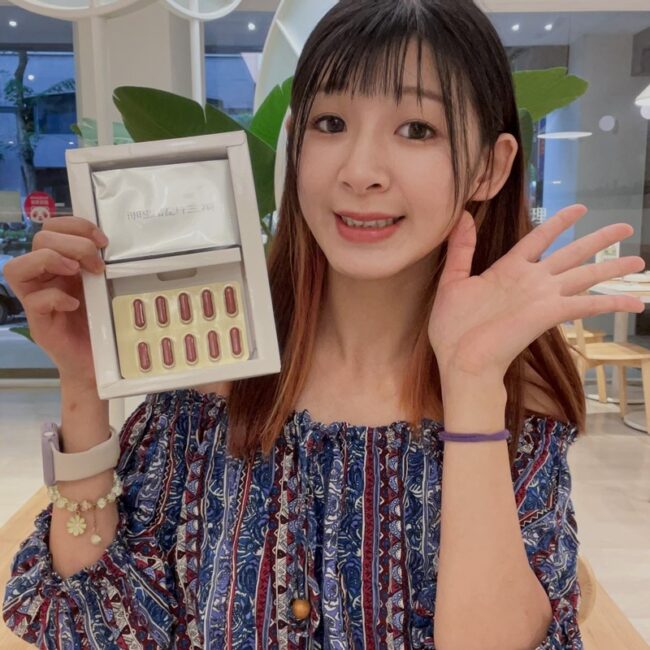 ✨第三代晶速晰-晶亮成分高補給✨長時間使用3C，讓你疲勞了嗎❓採用美國臨床葉黃素與玉米黃素黃金比例10:2 ，游離型雙專利好吸收，2粒達30mg : 6mg高補給劑量✅雨生紅球藻蝦紅素，業界高含量8mg❗️✅日本95%高純度透明質酸鈉💦✅雙重花青素-日本專利黑豆x歐洲專利藍莓✅專利素食微藻DHA✅維生素C +維生素E +鋅+硒酵母。全方位的晶亮水潤配方，適合全家大小，給您清新透徹精彩生活❗️