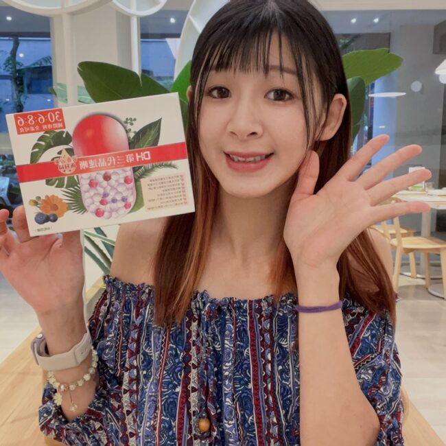 ✨第三代晶速晰-晶亮成分高補給✨長時間使用3C，讓你疲勞了嗎❓採用美國臨床葉黃素與玉米黃素黃金比例10:2 ，游離型雙專利好吸收，2粒達30mg : 6mg高補給劑量✅雨生紅球藻蝦紅素，業界高含量8mg❗️✅日本95%高純度透明質酸鈉💦✅雙重花青素-日本專利黑豆x歐洲專利藍莓✅專利素食微藻DHA✅維生素C +維生素E +鋅+硒酵母。全方位的晶亮水潤配方，適合全家大小，給您清新透徹精彩生活❗️