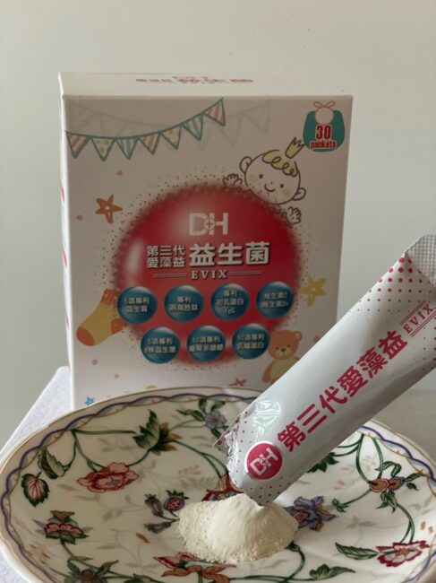 ✨第三代愛藻益-三重防護✨第➊重-築起防護牆-改變細菌叢生態🛡✅五項專利八株益生菌✅五項專利益生質第➋重-增強體力🌞✅陽光維生素D3，2包含高單位800IU✅50項專利葡聚多醣體✅抗氧化-維生素C第❸重-滋補強身💪✅50項專利乳鐵蛋白✅專利初乳蛋白IgG 🥛✅專利燕窩胜肽 ⭐高單位800IU維生素D3 +C+益生菌配方，全家人健康維持的後盾，兒童吃也好安心❤️