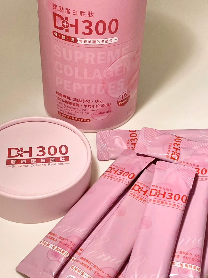 DH300膠原蛋白胜肽-韓國獨家專利二胜肽✨100%魚類來源🐟膠原蛋白胜肽，PO˙OG含量高達50%❗❗✅透明公開膠原蛋白分子量300Da🤩✅日本Oricera®玄米神經醯胺，10%高濃度，每包12mg足量添加✅膠原合成關鍵▶93%高濃度天然維生素C，告別化學合成，100%天然非基改✅穀胱甘肽益生菌-透亮光采，兼具抗氧化作用✅山竹果抽取物淡淡檸檬清新風味，告別膠原蛋白動物腥味！無香料、無色素，每包只有15.4卡，輕卡無負擔！青春美麗多感合一，綻放你的女神光